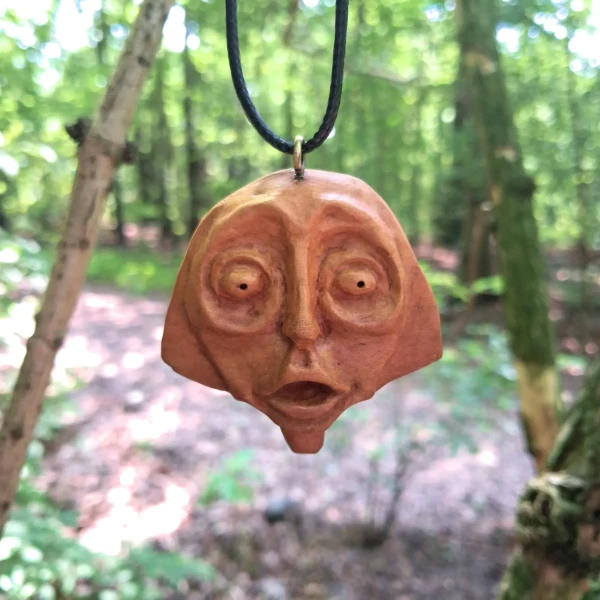 Zadziwienie - Ręcznie rzeźbiona drewniana zawieszka / Wonder - Hand-carved wooden pendant